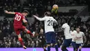Penyerang Liverpool, Diogo Jota menyundul bola saat mencetak gol ke gawang Tottenham pada pertandingan lanjutan Liga Inggris di Stadion Tottenham Hotspur di London, Senin (20/12/2021). Tottenham bermain imbang dengan Liverpool dengan skor 2-2. (AP Photo/Frank Augstein)