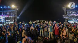 Masyarakat menonton Festival Tabuh Bedug Malam Takbiran di Jakarta International Stadium (JIS), Jakarta, Minggu (1/5/2022). Festival Tabuh Bedug Malam Takbiran dimeriahkan 30 beduk yang ditabuh oleh sejumlah penabuh dari berbagai wilayah Kota Administrasi Jakarta dan Kabupaten Kepulauan Seribu. (Liputan6.com/Faizal Fanani)