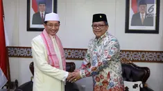 Sekjen PDIP Hasto Kristiyanto (kanan) bersilaturahmi ke Imam Besar Masjid Istiqlal Prof Nasaruddin Umar di Masjid Istiqlal, Jakarta, Rabu (11/4). Kedatangan Hasto bersama pengurus DPP PDIP untuk berbicara keislaman. (Liputan6.com/Pool/Joan)