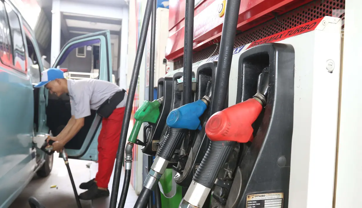 Petugas SPBU melayani pengisian BBM di SPBU Jakarta, Minggu (10/2). Harga Dex diturunkan dari Rp 11.750 menjadi Rp 11.700 per liter. (Liputan6.com/AnggaYuniar)