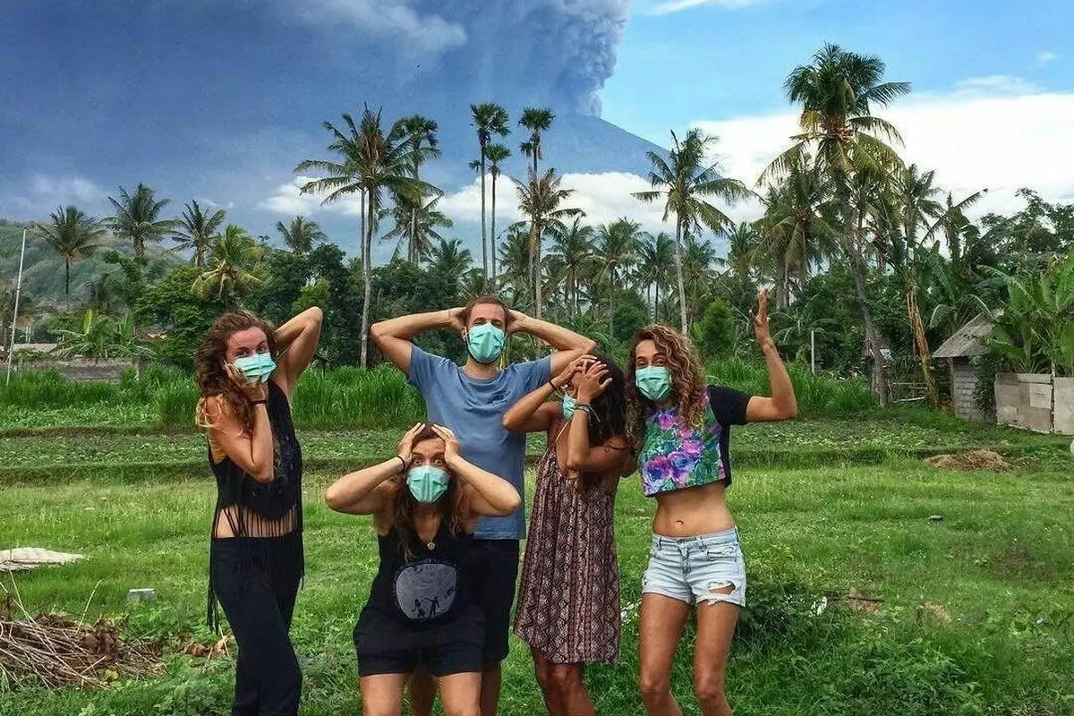 Beragam Gaya Turis di Bali Nikmati Letusan Gunung Agung