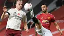 Bruno Fernandes (kanan) menjadi pemain dengan koleksi umpan kunci terbanyak di Lingga Inggris hingga pekan ini. Ia tercatat telah melesatkan key pass sebanyak 38 kali. Meskipun begitu, Manchester United saat ini sedang dalam performa kurang baik. (AFP/Shaun Botterill)