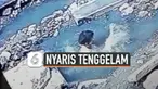 Detik-detik seorang bocah perempuan berusia 4 tahun jatuh ke lubang yang berada di tengah jalanan. Lubang tersebut memiliki kedalaman hingga 2 meter