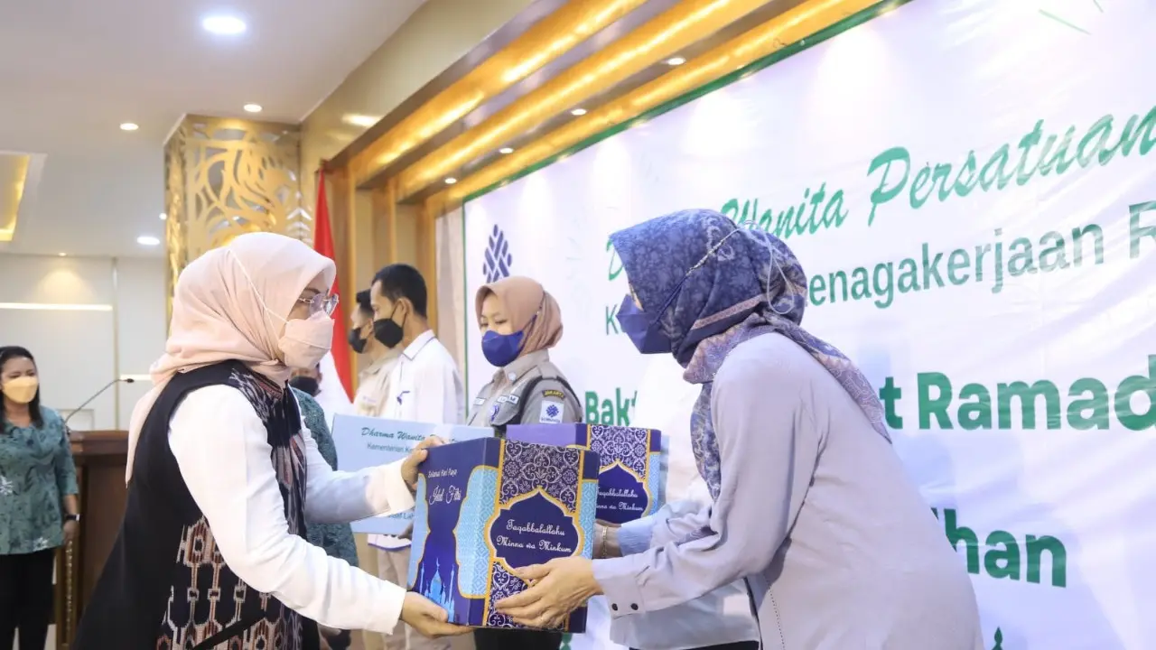 Gelar Bakti Sosial, Kemnaker Bagikan Ratusan Paket Lebaran