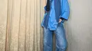Paduan oversized t-shirt, inner hitam dan loose denim pants memberikan kesan boyish look yang kece. (Instagram/zeezeeshahab).