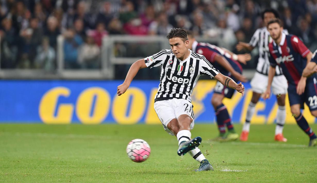 Pemain Juventus Paul Dybala mencetak gol dari titik putih ke gawang Bologna Fc dalam lanjutan Liga Italia Seri A di Juventus Stadium, Turin, Minggu (04/10/2015).Juventus menang 3-1. (EPA/Di Marco)