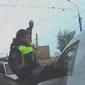 Sebuah video yang beredar di dunia maya menunjukkan betapa brutalnya polisi Rusia dalam menangani pengemudi ugal-ugalan.