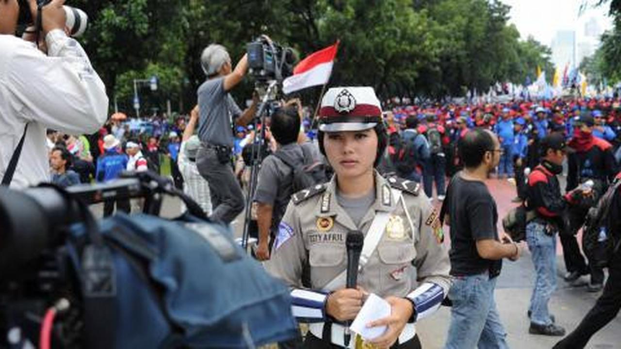 50 Polwan cantik ikut amankan demo di DPR