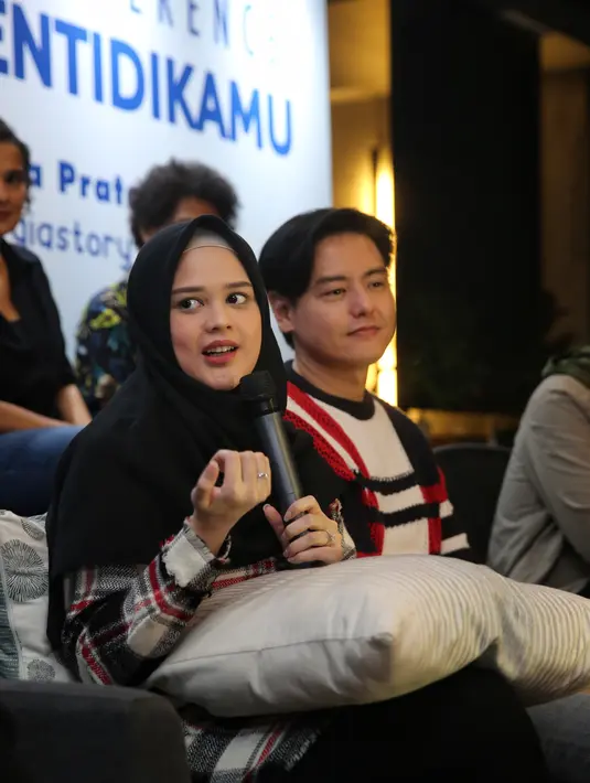 Cut Meyriska dan Roger Danuarta hadir dalam prescon film Berhenti Dikamu, kamis (30/1/2020). (Adrian Putra/Fimela.com)