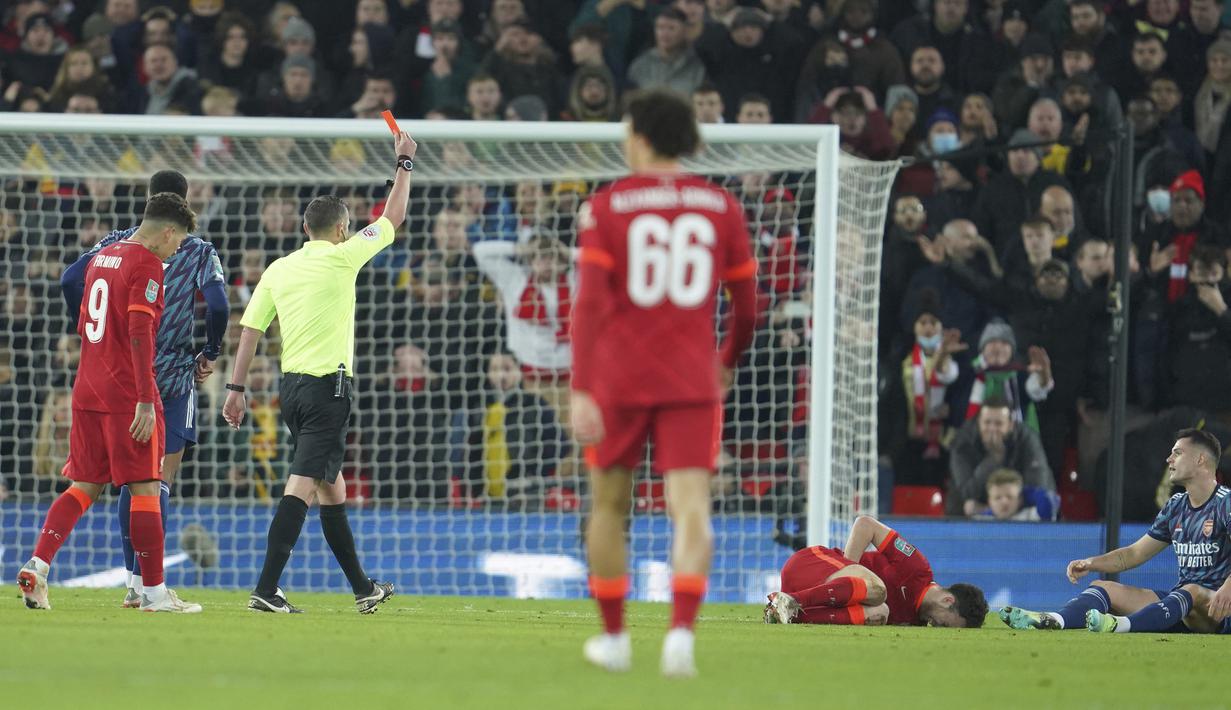 Arsenal ditimpa petaka pada menit ke-24. The Gunners harus bermain dengan 10 pemain akibat Granit Xhaka dikartu merah wasit Michael Oliver usai melanggar Diogo Jota di depan kotak penalti dalam posisi yang bebas untuk mencetak gol. (AP/Jon Super)