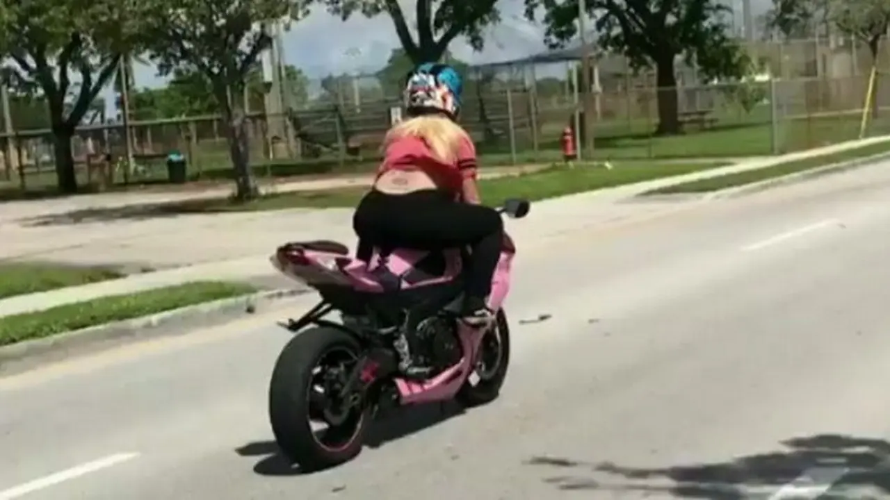 Gaya beringas tante-tante naik sepeda motor sport.