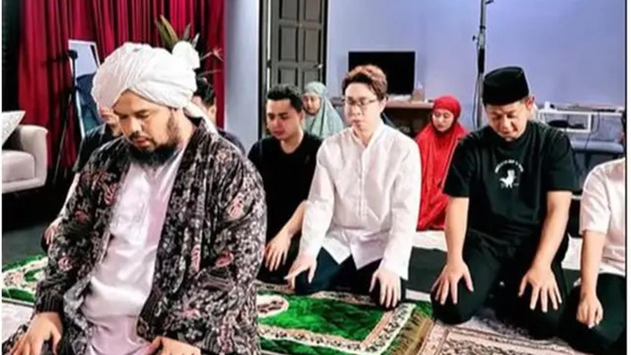 6 Potret Detik-detik Richard Lee Mualaf, Disaksikan Ustaz Derry dan Felix Siauw