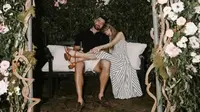 Sandal Louis Vuitton Taylor Swift saat resmi dilamar Travis Kelce. [@taylorswift]