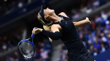 Petenis Rusia Maria Sharapova berusaha membalikan bola petenis Sofia Kenin dari AS saat pertandingan Tunggal Wanita Terbuka 2017 di ASTA Billie Jean King National Tennis Center di New York (1/9). Sharapova menang 7-5 6-2. (AFP Photo/Jewel Samad)