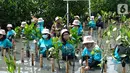 Karyawan melakukan gerakan tanam mangrove dalam rangka World Clean Up day di Jakarta. Memperingati Hari Bumi mengusung tema Restore Our Earth berfokus pada proses alam, perkembangan teknologi ramah lingkungan dan pemikiran inovatif yang dapat memulihkan ekosistem dunia. (Liputan6.com/Pool/Allianz)