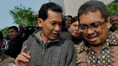 Bupati Tanah Laut Bambang Alamsyah (kiri) berjalan keluar Gedung KPK usai menjalani pemeriksaan, Jakarta, Selasa (5/5/2015). Bambang diperiksa sebagai saksi untuk tersangka Direktur PT Mitra Maju Sukses (MMS) Andrew Hidayat. (Liputan6.com/Andrian M Tunay)