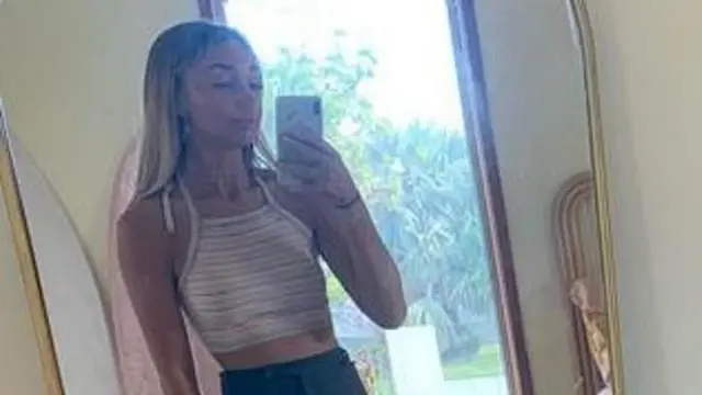 Pakaiannya Dianggap Terlalu Seksi, Gadis Ini Dilarang Naik Pesawat