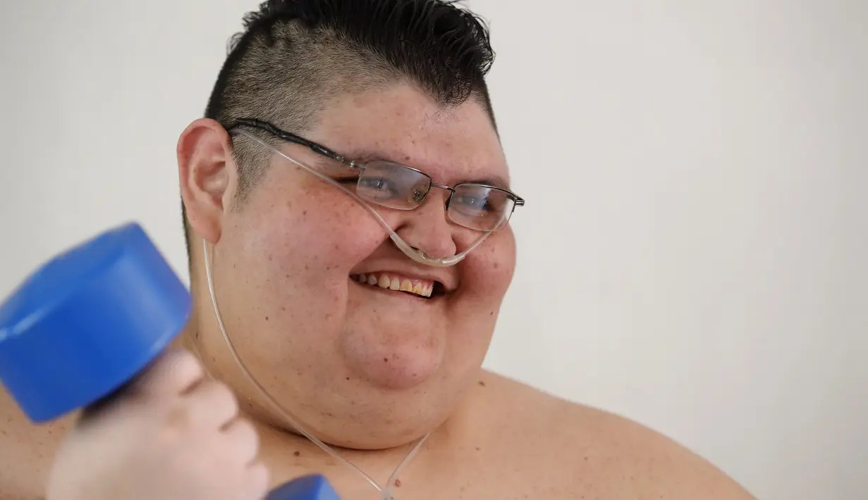 Ekspresi pria terberat di dunia asal Meksiko Juan Pedro Franco saat melakukan olahraga di rumahnya di Guadalajara, Meksiko (17/2). Pria dengan bobot terberat 595 kilogram ini telah mengalami penurun berat badan sekitar 250 kilogram.(AFP Photo/Ulises Ruiz)