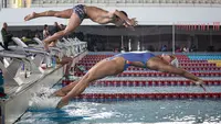 Atlet renang Indonesia, Flairene Candrea (bawah) dan rekannya berlatih saat Pelatnas untuk SEA Games 2023 di Stadion Akuatik GBK, Senayan, Jakarta, Rabu (05/04/2023). Indonesia akan mengikuti perhelatan olahraga terbesar Asia Tenggara tersebut pada 5 hingga 17 Mei 2023 di Kamboja. (Bola.com/Bagaskara Lazuardi)