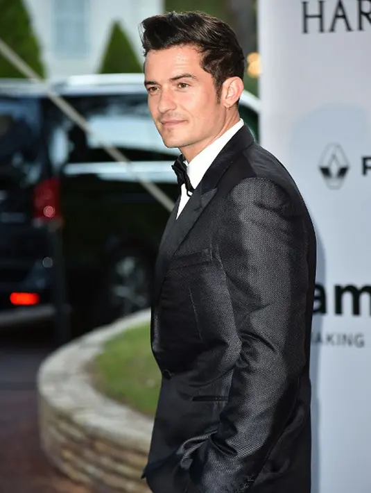 Saat ini Bloom dikabarkan sedang proses syuting film terbarunya yang berjudul Smart Chase: Fire & Earth. Terlihat sedang menunggu gilirannya, Bloom tampak mengenakan sarung penghangat tangannya yang berwarna pink dan oranye. (AFP/Bintang.com)