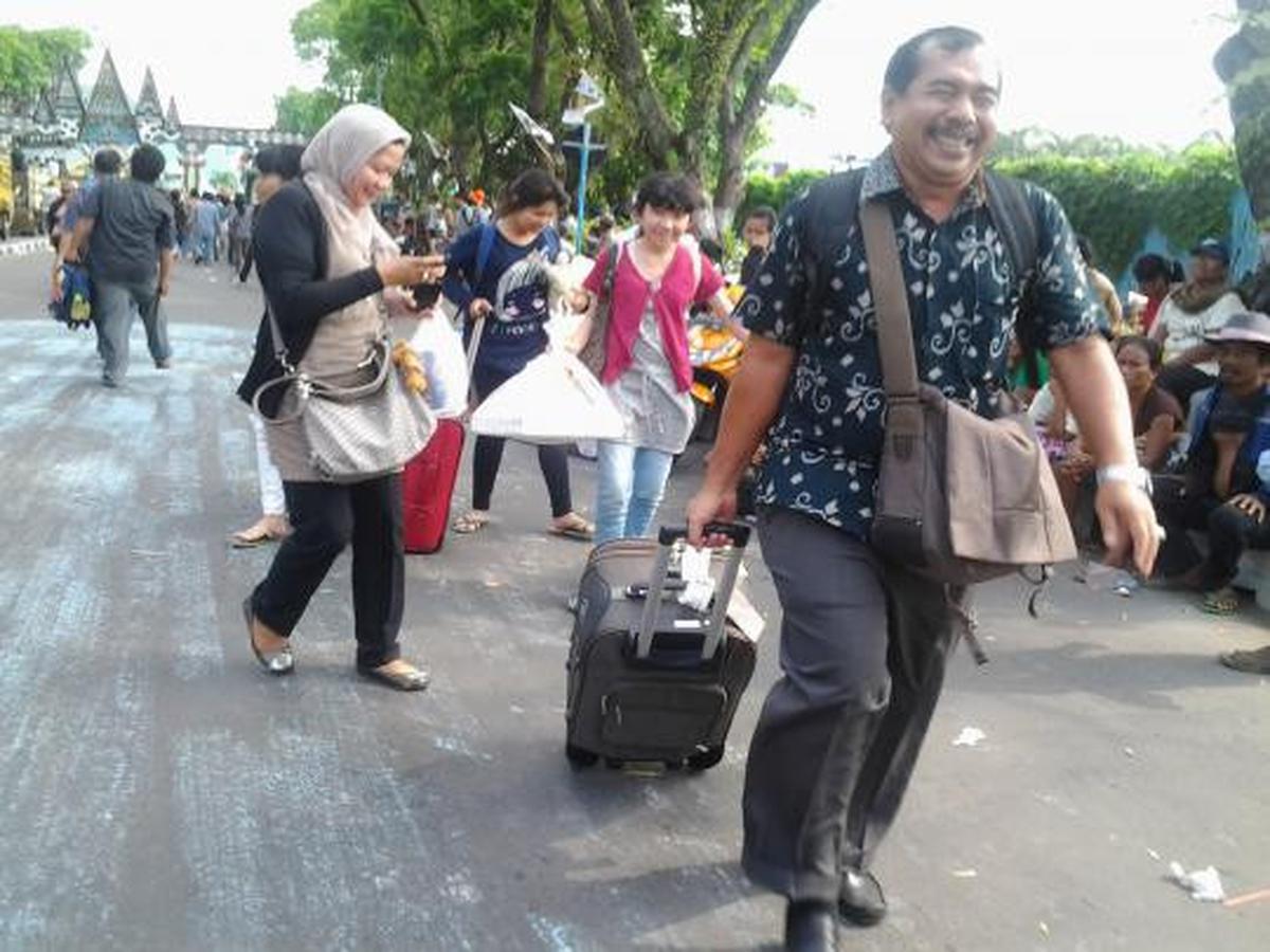 Demonstran lumpuhkan Bandara Polonia