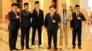 <p>Pemain FC Utrecht, Miliano Jonathans (ketiga kiri) berfoto bersama dengan Menteri Hukum RI, Supratman Andi Agtas (kedua kiri) dan Ketua Umum PSSI, Erick Thohir (ketiga kanan) setelah prosesi pengambilan sumpah kewarganegaraan Republik Indonesia di Kementerian Hukum dan HAM, Kuningan, Jakarta Selatan, Rabu (03/09/2025). (Bola.com/Bagaskara Lazuardi)</p>