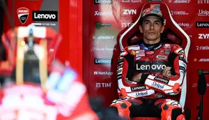 Pembalap MotoGP Spanyol dari Tim Ducati Lenovo, Marc Marquez, memperhatikan monitor saat duduk di pit-nya selama sesi latihan Grand Prix Moto GP Italia di sirkuit Mugello, di Mugello, dekat Florence, pada 29 Mei 2026. (Andreas SOLARO/AFP)