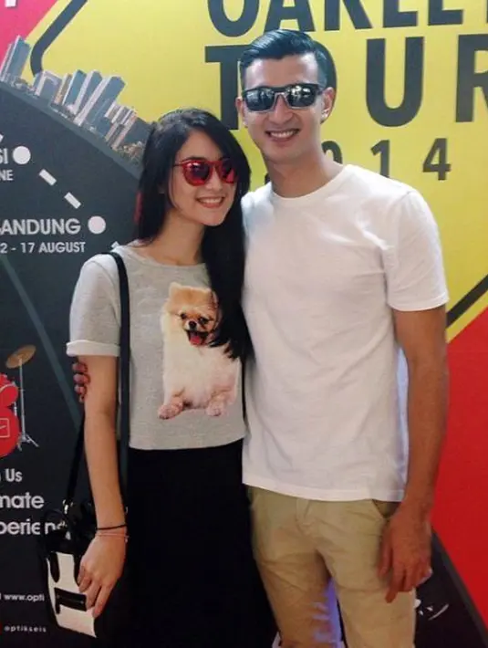 Ali Syakieb dan Citra Kirana terlihat sedang menghadiri sebuah acara. Senyum mengembang di wajah mereka. Mereka tampak serasi dengan memakai kacamata. (Instagram/rasiagulcin_97)