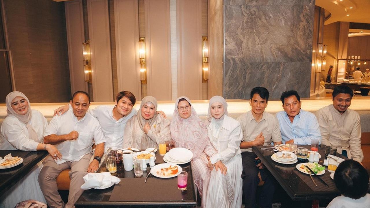 Di sisi lain, Lesti membagikan foto-foto pesta ulang tahunnya bersama keluarga dan sahabat terdekat melalui akun Instagram-nya.<br><br>