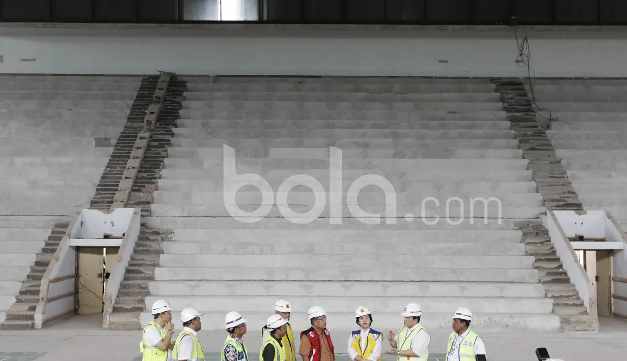 Wakil Presiden RI, Jusuf Kalla, meninjau renovasi Istora Senayan. Ajang Asian Games 2018 akan bergulir pada 18 Agustus hingga 2 September 2018. (Bola.com/M Iqbal Ichsan)