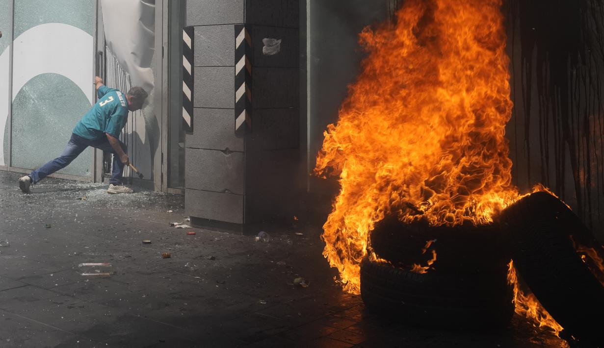 Mata uang lokal telah kehilangan lebih dari 90 persen nilainya di pasar gelap, sementara kemiskinan dan pengangguran melonjak.(AP Photo/Hussein Malla)