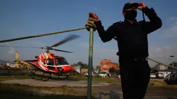 Helikopter yang membawa jasad pendaki India, Ravi Kumar (27), mendarat di ibu kota Nepal, Minggu (28/5). Ravi tewas pada bulan ini setelah mencapai puncak gunung Everest dan kemudian terpisah dari rombongan dan pemandunya. (AP Photo/Niranjan Shrestha)