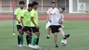 Dokumentasi foto menunjukkan saat pelatih Shin Tae-yong memberikan arahan pada pemain timnas Indonesia U-19 sebelum mengarungi laga mengarungi Piala AFF U-19 2022 di Stadion Madya Gelora Bung Karno, Jakarta, Selasa (21/6/2022). (Liputan6.com/Helmi Fithriansyah)