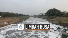 Tumpukan busa tebal menutupi permukaan kali di Banjir Kanal Timur. Hingga kini penyebab banyaknya busa muncul belum diketahui.