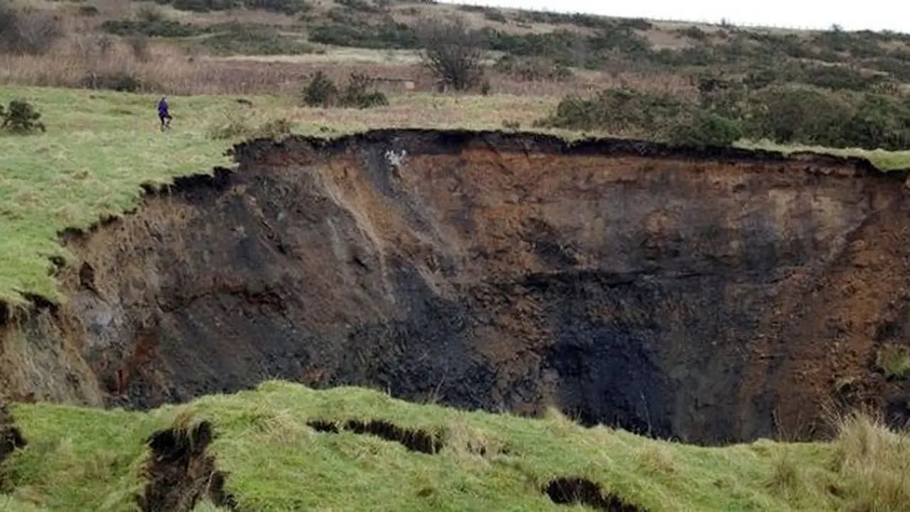 sinkhole-inggris-131231b.jpg