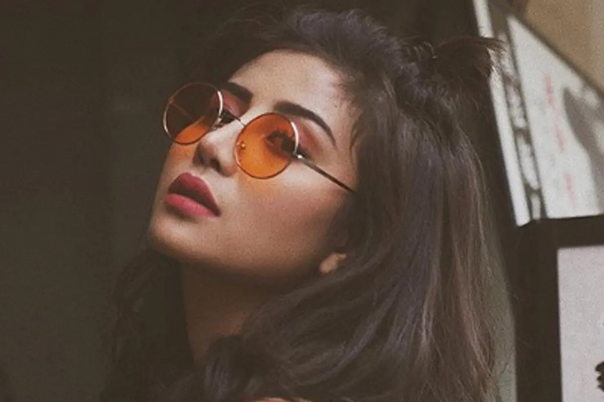 Gaya Makeup Semakin Elegan, Awkarin Berhasil Curi Perhatian Anak Milenial