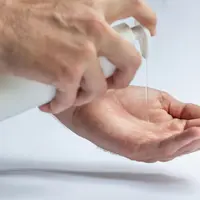 Cara memilih har serum yang cocok untuk rambut guna mengatasi rambut rontok (pexels/skelm).