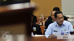 Ketua BNN, Budi Waseso menyimak penjelasan Komisi III saat Rapat Dengar Pendapat (RDP) di Kompleks Parlemen, Senayan, Jakarta, Kamis (4/2). RDP tersebut membahas program-program prioritas dari BNN. (Liputan6.com/Johan Tallo)