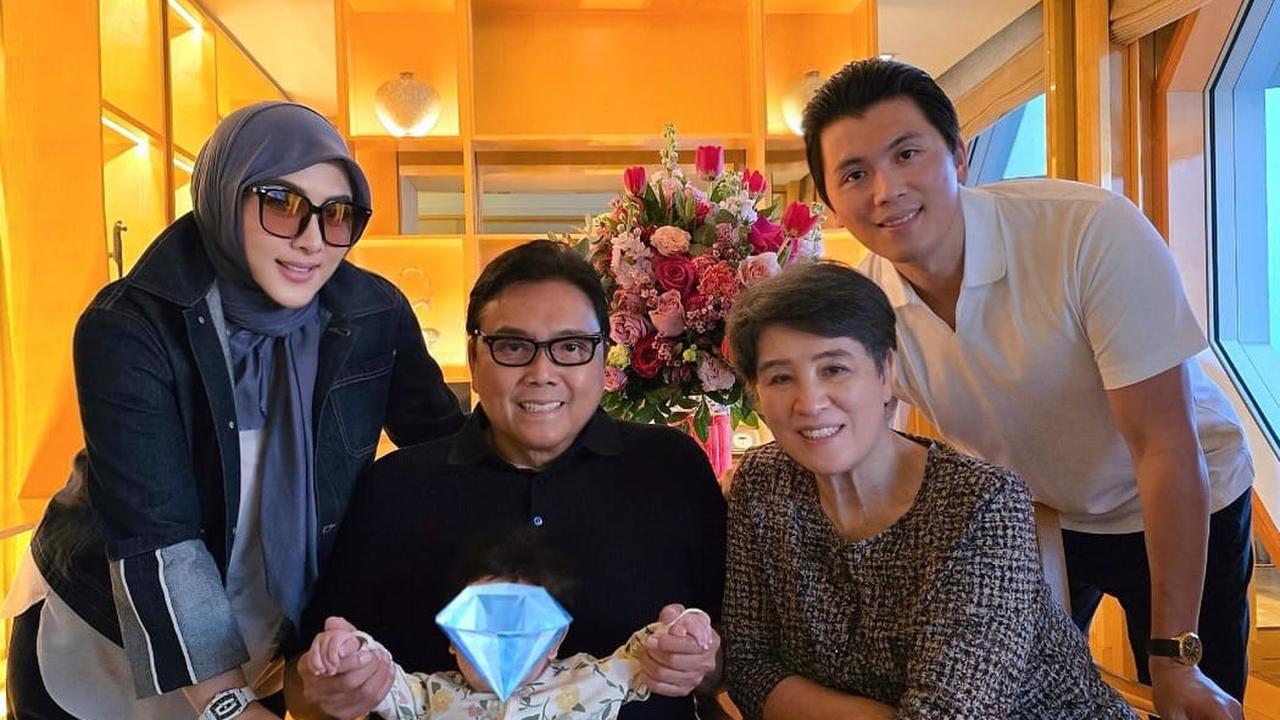 Penampilan Anak Syahrini Princess R Pakai Turban Bikin Gemas