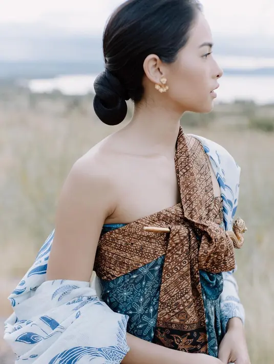Penampilan luar biasa Maudy Ayunda padu padan wastra Nusantara. Kain batik bernuansa biru dijadikan kemben, dipasangkan dengan kain batik cokelat, dan outer putih bermotif biru yang serasi. [Foto: Instagram/maudyayunda]