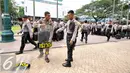 Suasana persiapan petugas Kepolisan yang berjaga di halaman Balai Kota, Jakarta, Jumat (4/11). Jelang demonstrasi , pengamanan Balai Kota ditingkatkan. (Liputan6.com/Yoppy Renato)
