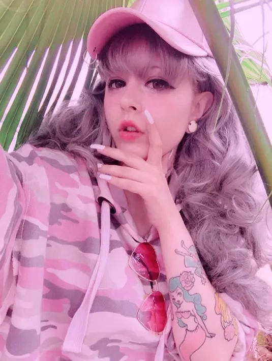 Dalam tulisan itu, bersama Etta Ng, ia menghargai segala ucapan yang keluar dari publik. Wanita itu juga berterima kasih kepada teman spesialnya karena telah mecintai dan selalu ada untuknya selama ini. (Instagram/andiautumn)