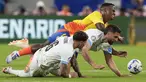 Gelandang Kolombia Jhon Arias (atas) berebut bola dengan pemain Uruguay Mathias Olivera dan rekan setimnya Rodrigo Bentancur pada partai semifinal  Copa America 2024 di Stadion Bank of America, Charlotte, Amerika Serikat, Kamis (11/7/2024). (AP Photo/Julia Nikhinson)
