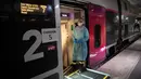 Petugas medis berdiri di pintu masuk kereta kecepatan tinggi TGV di Stasiun Gare d'Austerlitz di Paris, Prancis, Rabu (1/4/2020). Prancis mengerahkan kereta kecepatan tinggi untuk mengevakuasi pasien virus corona COVID-19 dari Paris ke wilayah Brittany. (Thomas SAMSON/AFP/POOL)