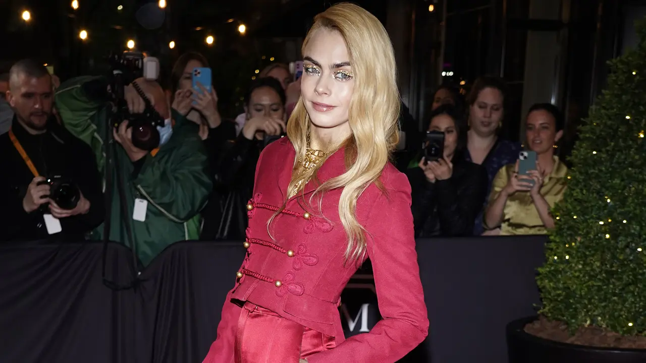 Cara Delevigne Buka Baju di Karpet Merah Met Gala 2022, Tampil Pede dengan Psoriasis