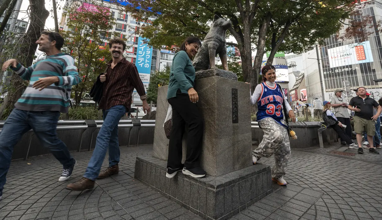 Anjing yang setia ini selalu menunggu di stasiun Shibuya untuk menunggu tuannya pulang setiap hari. (Richard A. Brooks / AFP)