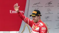 Presiden Ferrari, Sergio Marchionne, mengatakan perihal kontrak baru semuanya tergantung pada Sebastian Vettel. (EPA/Christian Bruna)