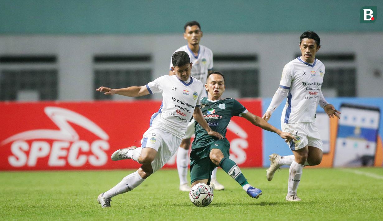 PSIM Yogyakarta bukan tanpa perlawanan. Beberapa kali Laskar Mataram mampu memberikan ancaman ke kubu Ayam Kinantan. (Bola.com/Bagaskara Lazuardi)