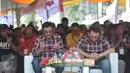 Pasangan Cagub dan Cawagub DKI Jakarta Basuki T Purnama dan Djarot Saiful Hidayat berdoa saat acara Deklarasi Kampanye Damai di Silang Monas, Jakarta, Sabtu (29/10). (Liputan6.com/Yoppy Renato)