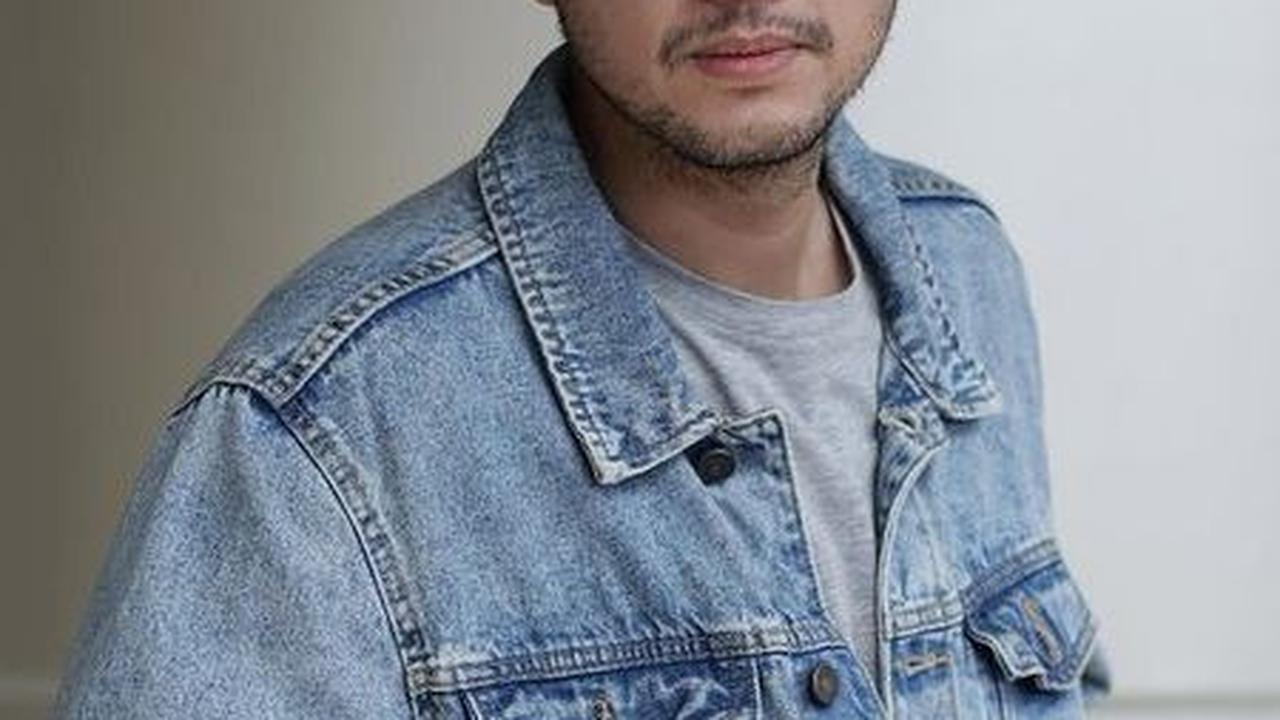 Seiring bertambahnya usia, wajah Rifky Balweel justru tetap awet muda. Gayanya juga tampak <i>stylish </i>layaknya bapak-bapak gaul.